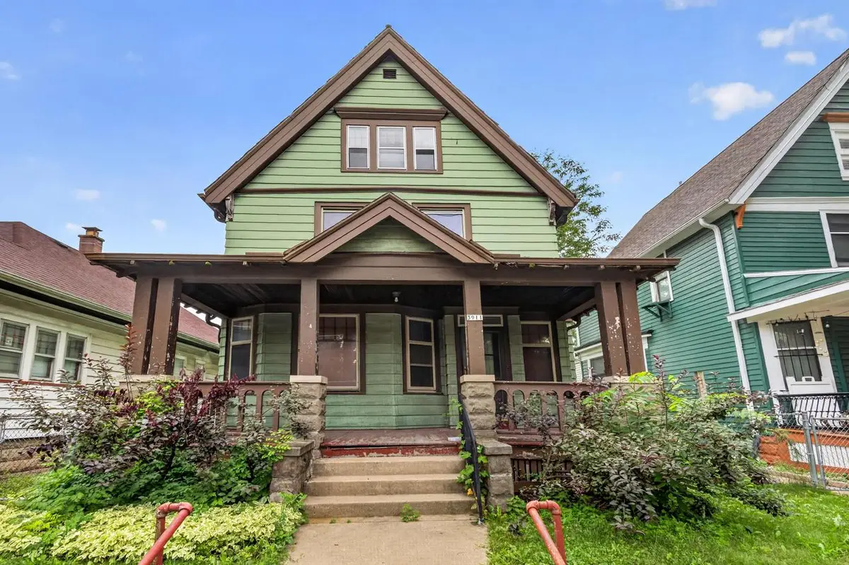 3911 W Roberts STREET, Milwaukee, WI 53208 - #1