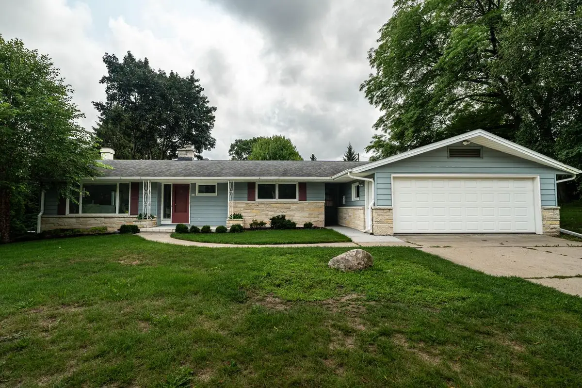 805 W Decorah ROAD, West Bend, WI 53095 - #1