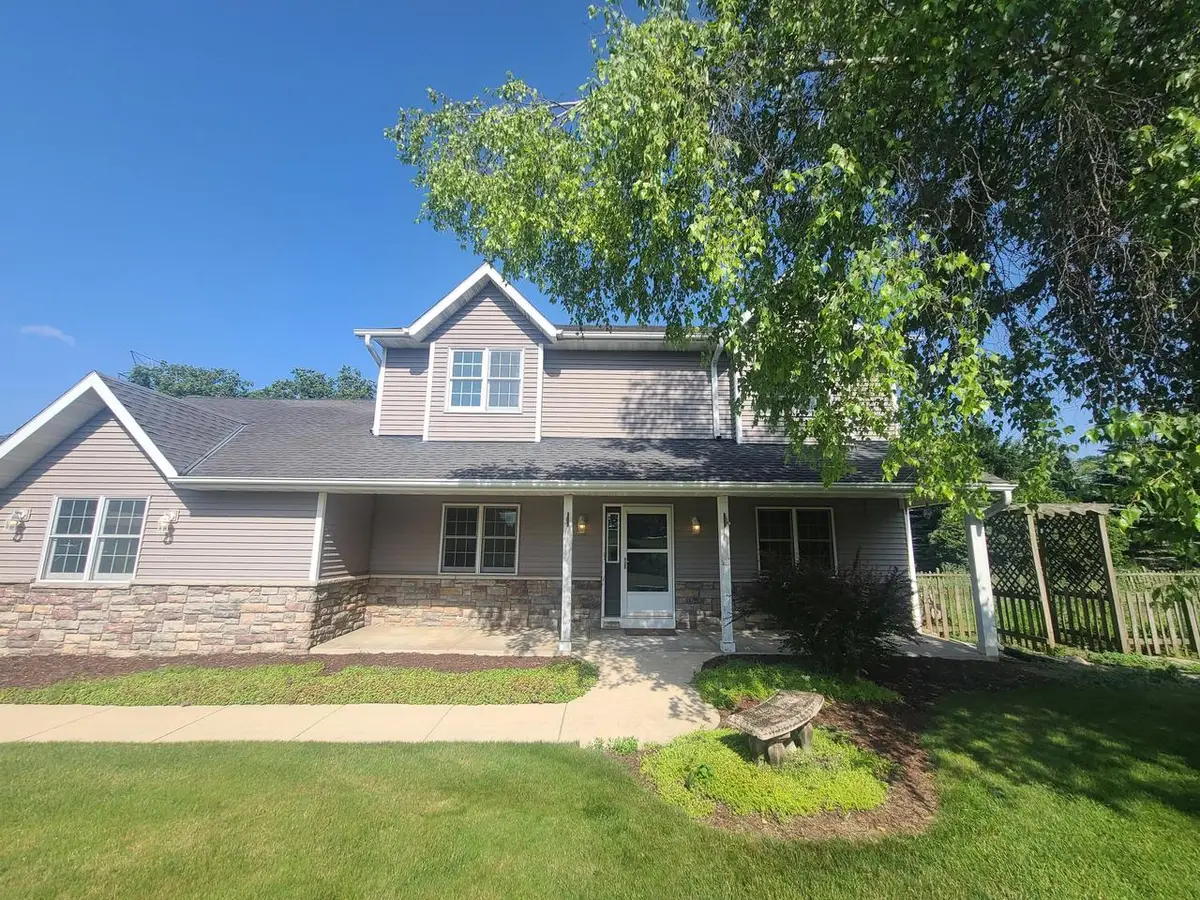 W220S3864 Crestview DRIVE, Waukesha, WI 53189 - #1