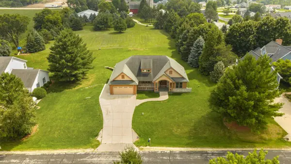 W2261 E Oak Ridge DRIVE, Oconomowoc, WI 53066