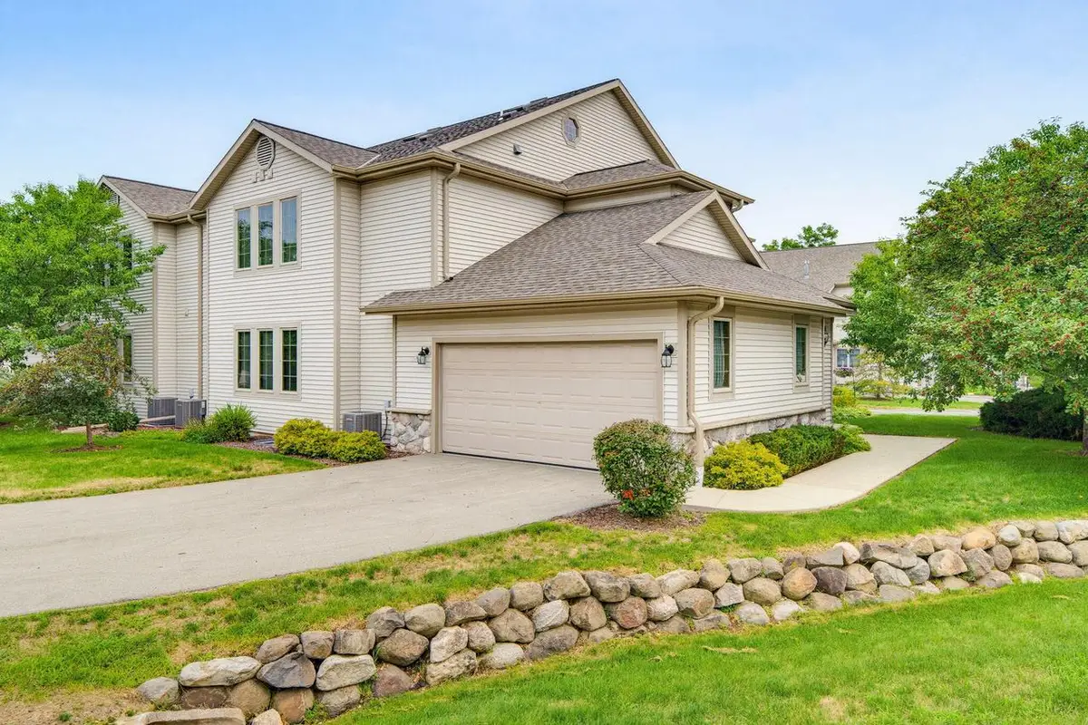 2215 Circle RIDGE #B, Delafield, WI 53018 - #1