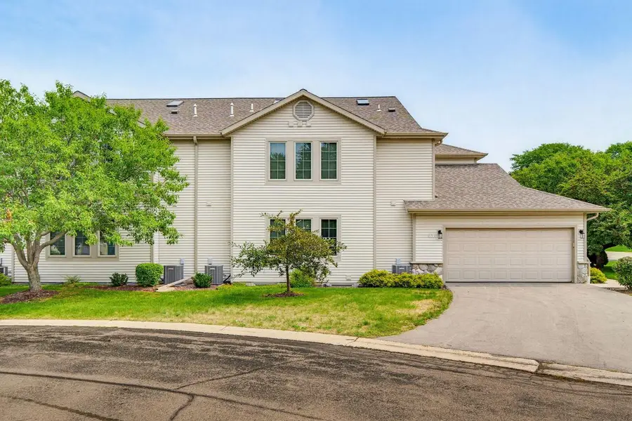 2215 Circle RIDGE #B, Delafield, WI 53018 - #2