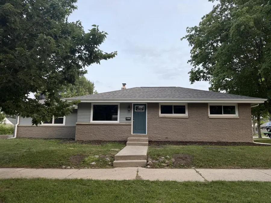 8035 W Warnimont AVENUE, Milwaukee, WI 53220 - #2