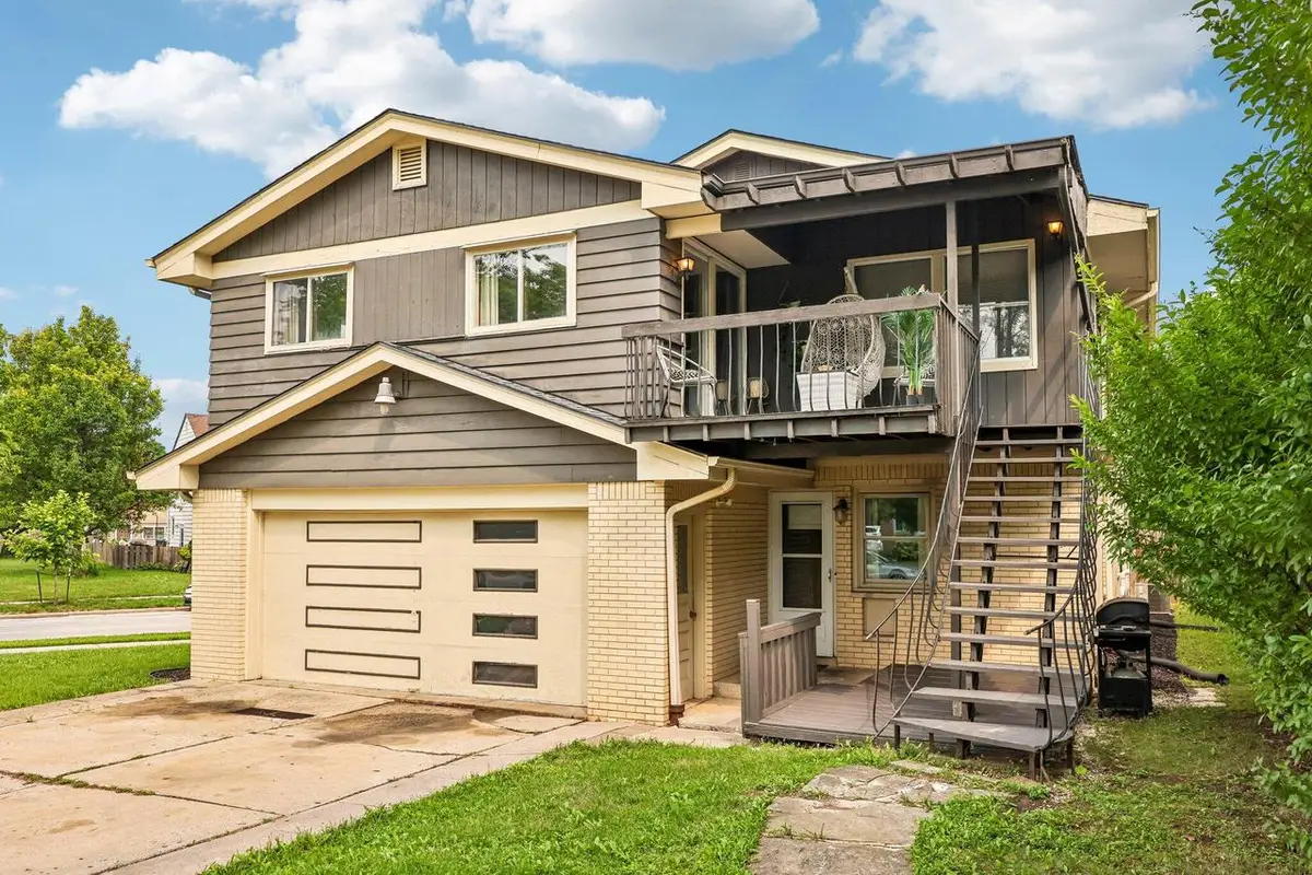 9625 W Metcalf PLACE, Milwaukee, WI 53222 - #1