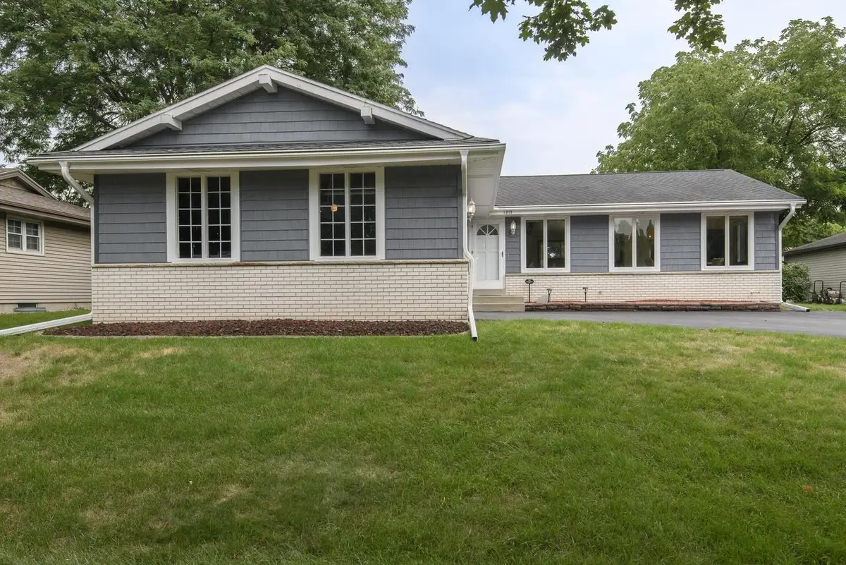 1815 Haymarket ROAD, Waukesha, WI 53189 - #1