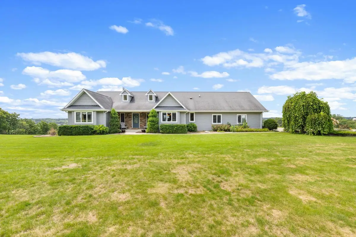 W1967 Mystic COURT, Ixonia, WI 53036 - #1
