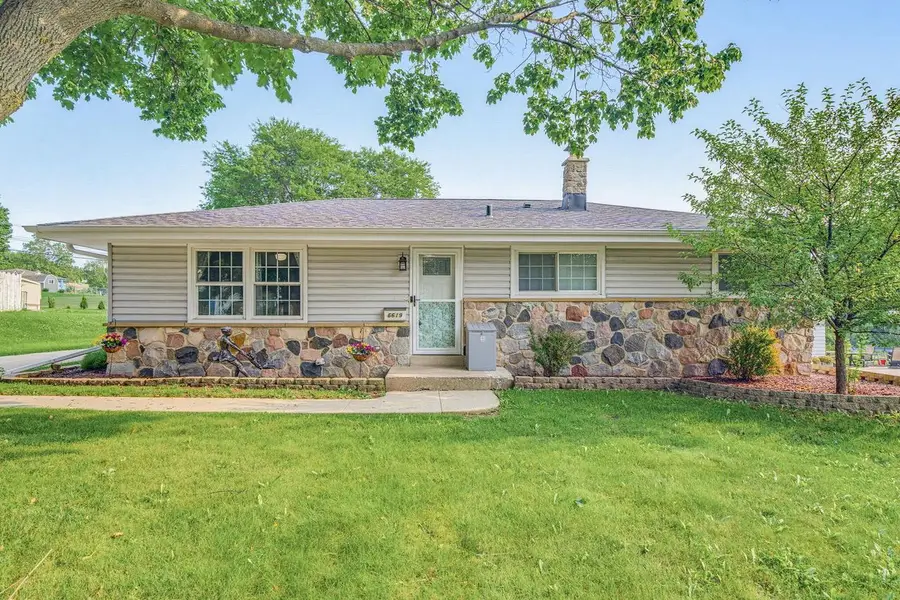 6619 Manchester DRIVE, Greendale, WI 53129 - #2
