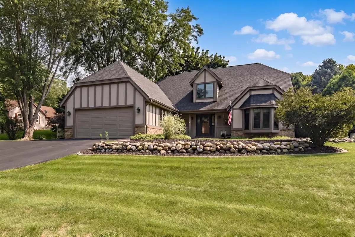 643 Cardiff DRIVE, Hartland, WI 53029 - #1