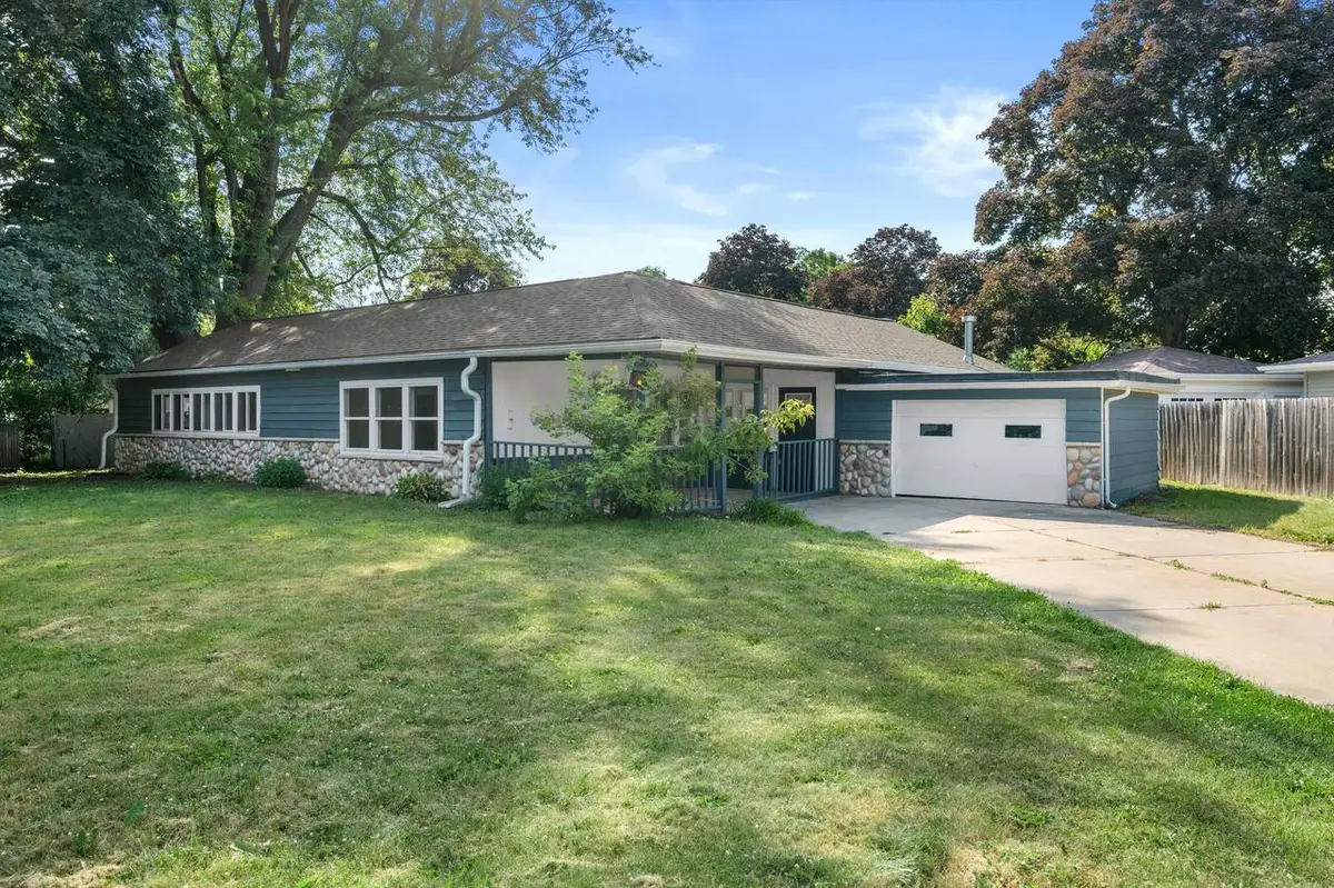 924 N Oakwood AVENUE, Oconomowoc, WI 53066 - #1