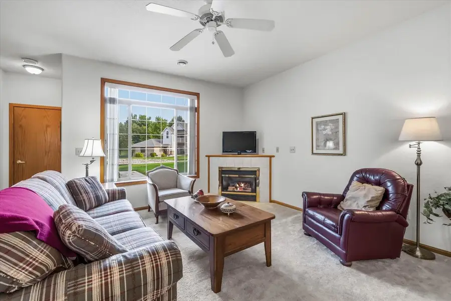 827 Cheyenne AVENUE #Unit D, Grafton, WI 53024 - #2