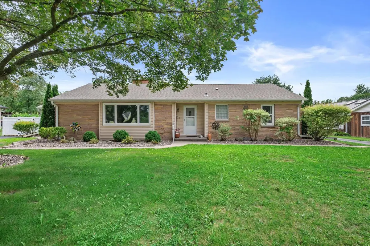 S21W23053 Hillside DRIVE, Waukesha, WI 53186 - #1