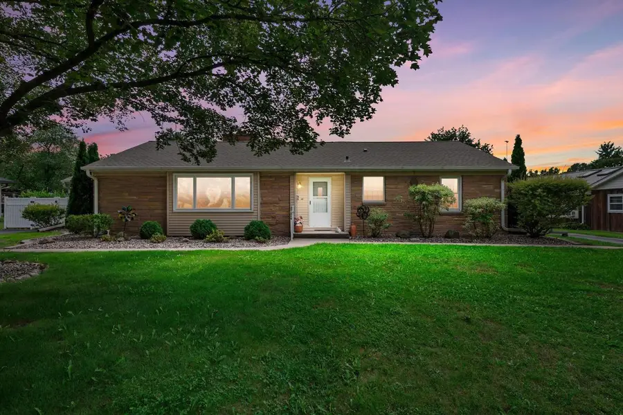 S21W23053 Hillside DRIVE, Waukesha, WI 53186 - #2