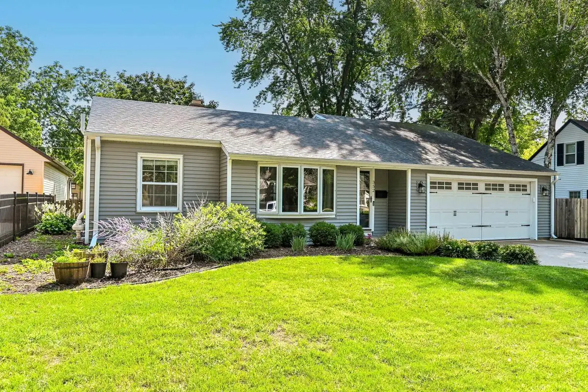 W62N352 Hanover AVENUE, Cedarburg, WI 53012 - #1