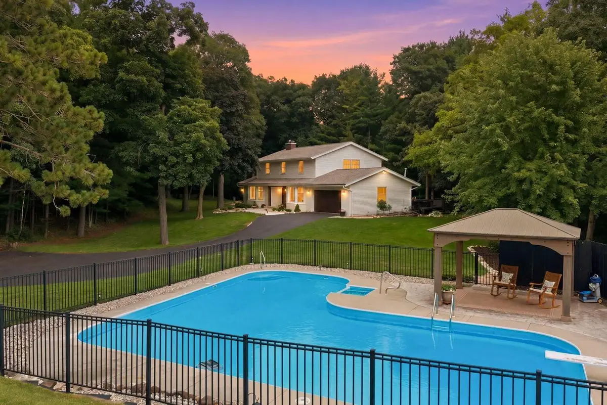 W342S4524 Moraine Hills DRIVE, Dousman, WI 53118 - #1
