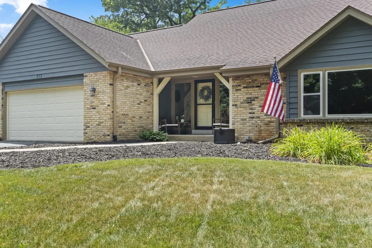 717 St Johns DRIVE, Delafield, WI 53018 - #1