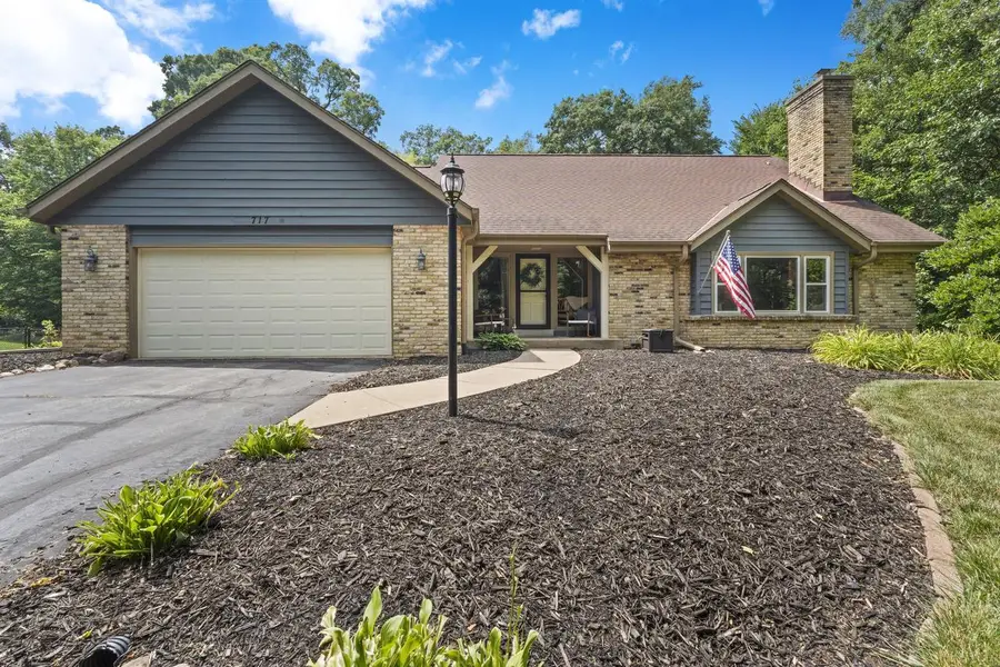 717 St Johns DRIVE, Delafield, WI 53018 - #2