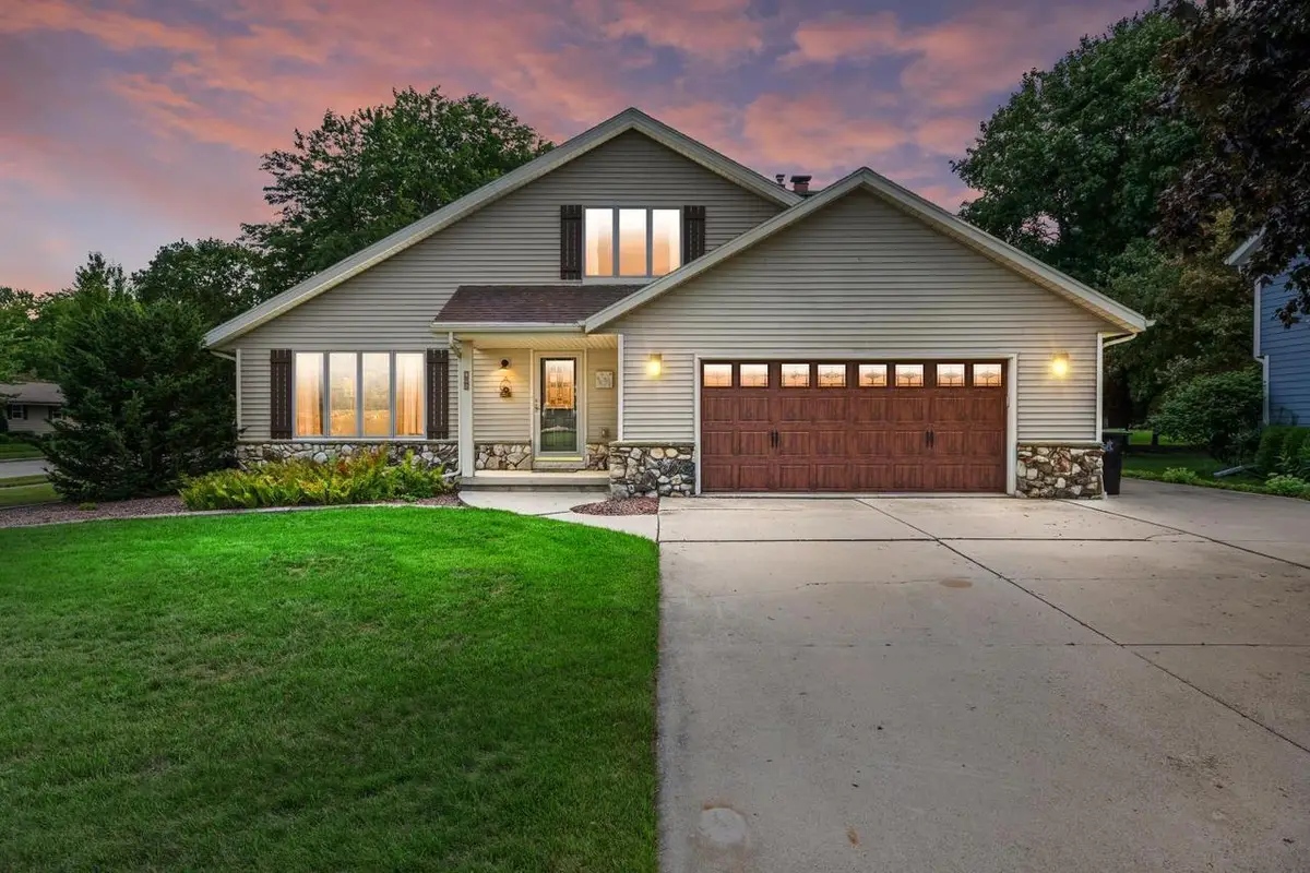 705 Sunset DRIVE, Hartford, WI 53027 - #1