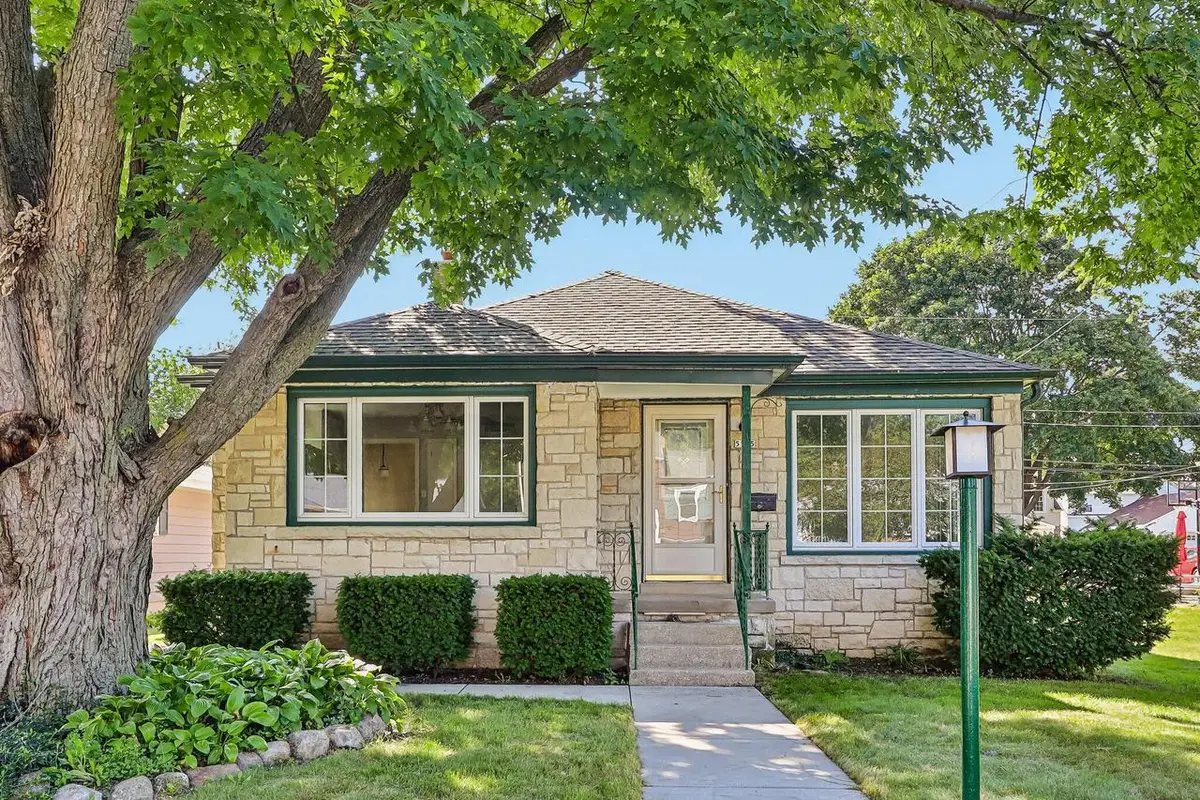 5555 N Mohawk AVENUE, Glendale, WI 53217 - #1