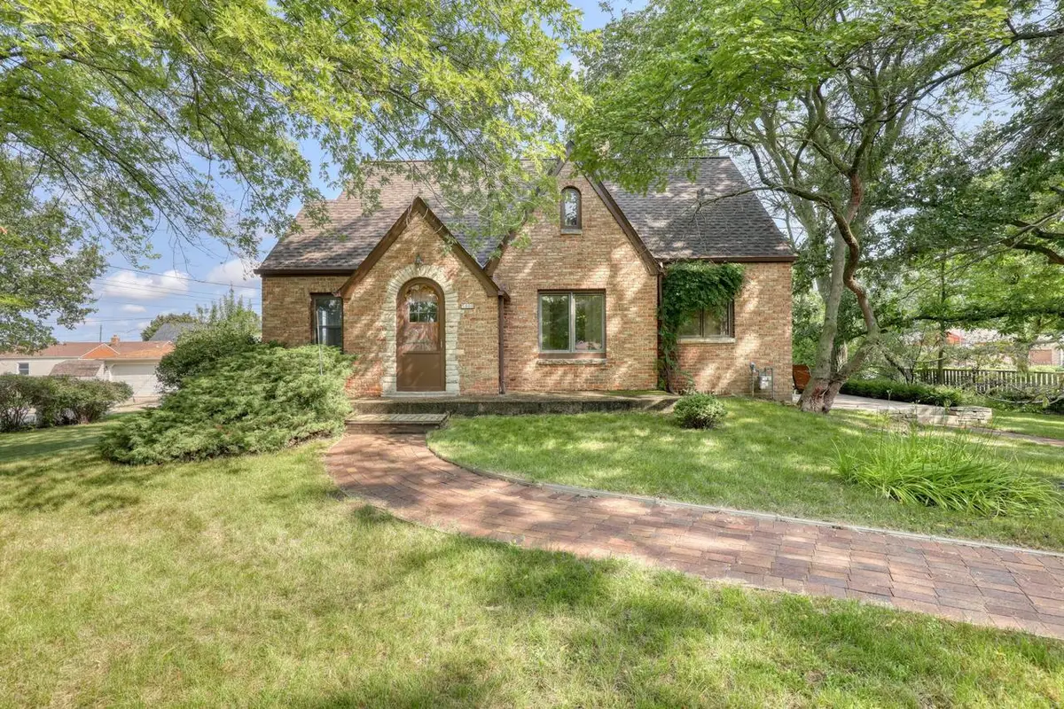 5800 W Howard AVENUE, Milwaukee, WI 53220 - #1