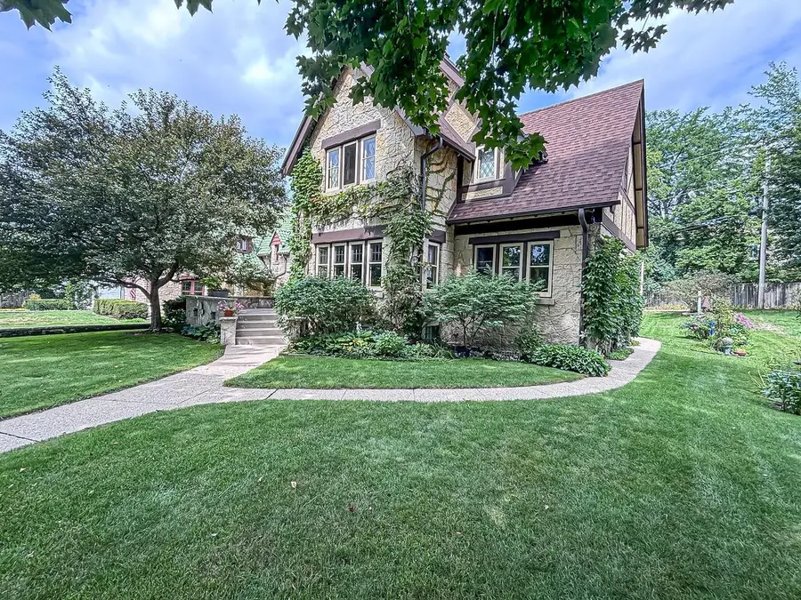 210 W College AVENUE, Waukesha, WI 53186 - #2