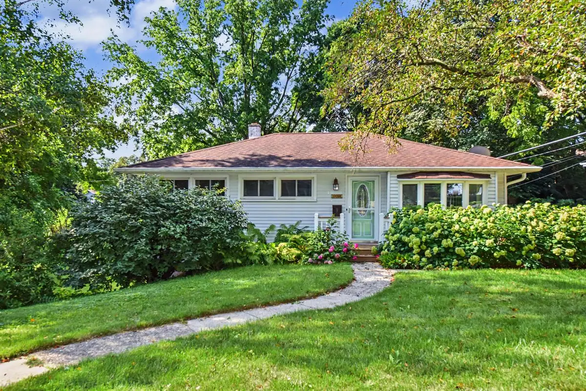 1025 W Cumberland DRIVE, Waukesha, WI 53188 - #1