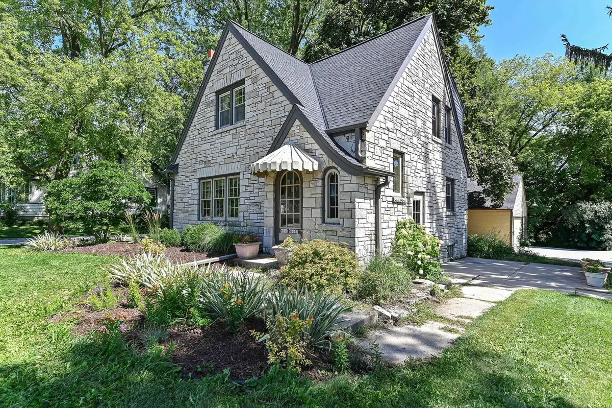 W232N6198 Waukesha AVENUE, Sussex, WI 53089 - #1