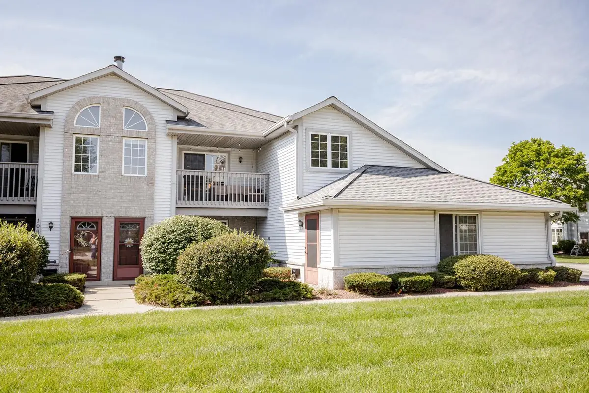 1061 Quinlan DRIVE #F, Pewaukee, WI 53072 - #1