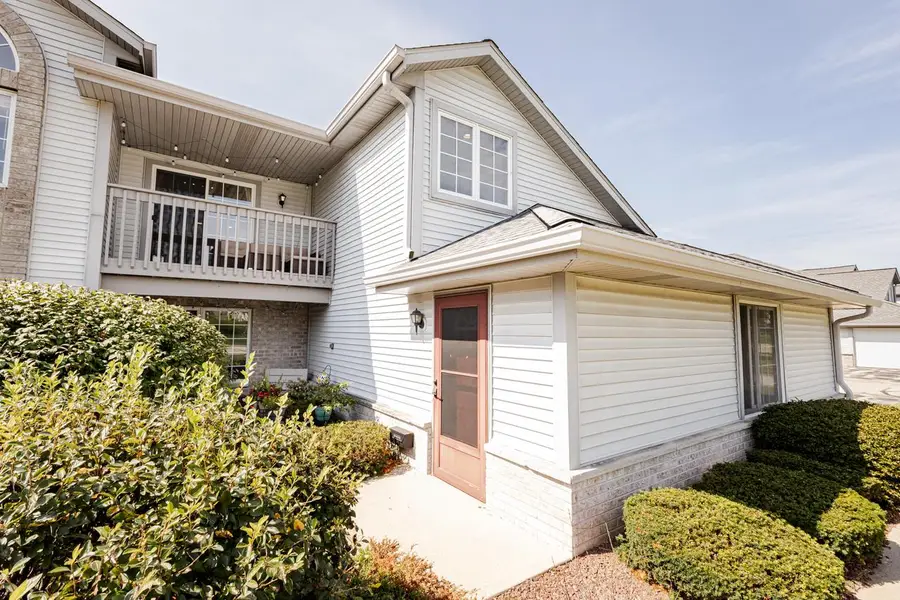 1061 Quinlan DRIVE #F, Pewaukee, WI 53072 - #2