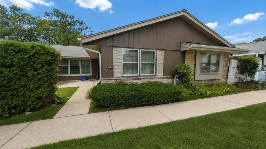 5292 Woodbridge LANE S, Greenfield, WI 53221 - #2