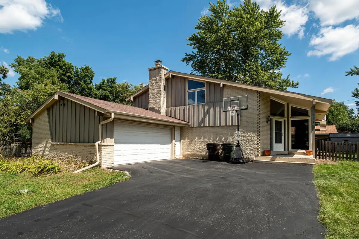 2100 S Woodshire DRIVE, New Berlin, WI 53151 - #1