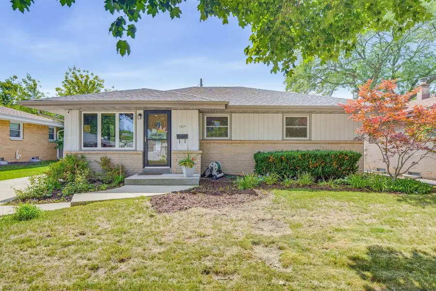 7827 W Eden PLACE, Milwaukee, WI 53220 - #2