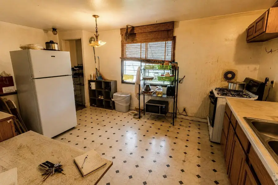 1943 W Kneeland STREET, Milwaukee, WI 53205 - #3