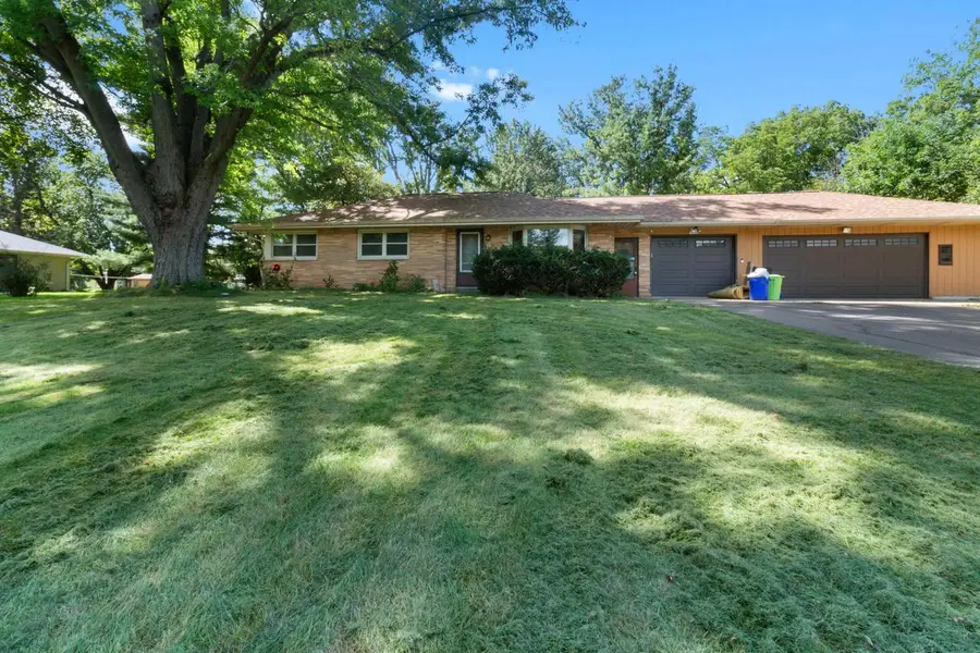 W222N8351 Plainview PARKWAY, Sussex, WI 53089 - #2