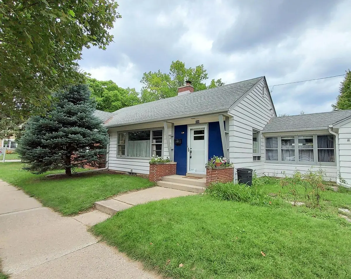 700 E Chateau PLACE, Whitefish Bay, WI 53217 - #1