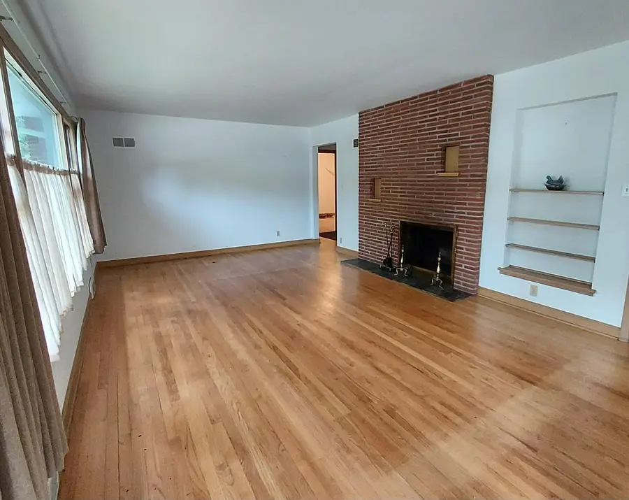 700 E Chateau PLACE, Whitefish Bay, WI 53217 - #2