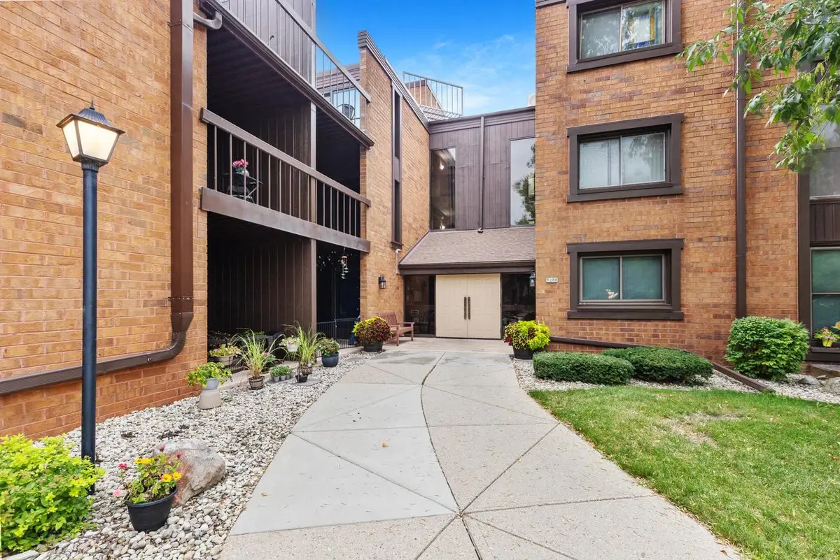 5200 S Tuckaway BOULEVARD #341, Greenfield, WI 53221 - #1