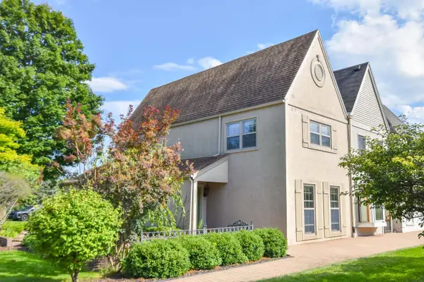 2220 Stonecroft DRIVE, Grafton, WI 53024