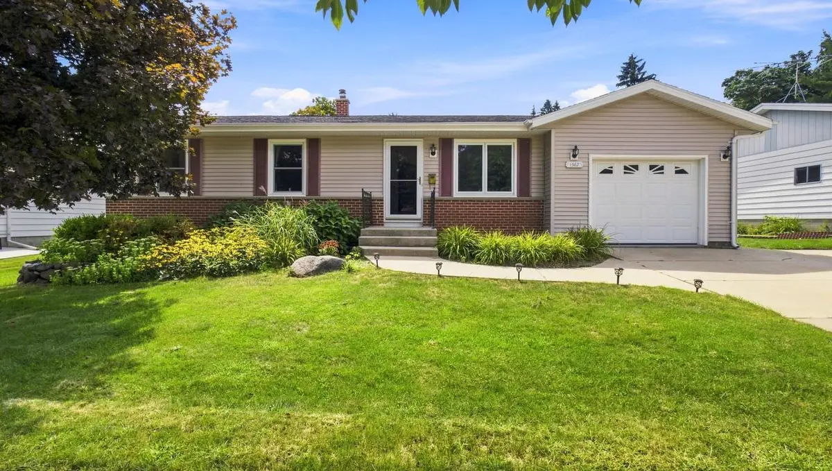 1367 Balsam PLACE, West Bend, WI 53095 - #1