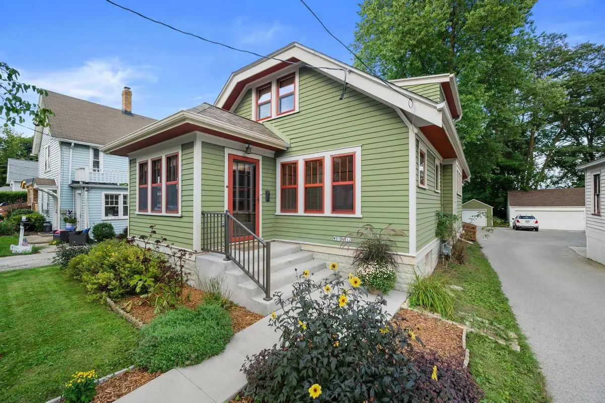 W57N512 Hilbert AVENUE, Cedarburg, WI 53012 - #1