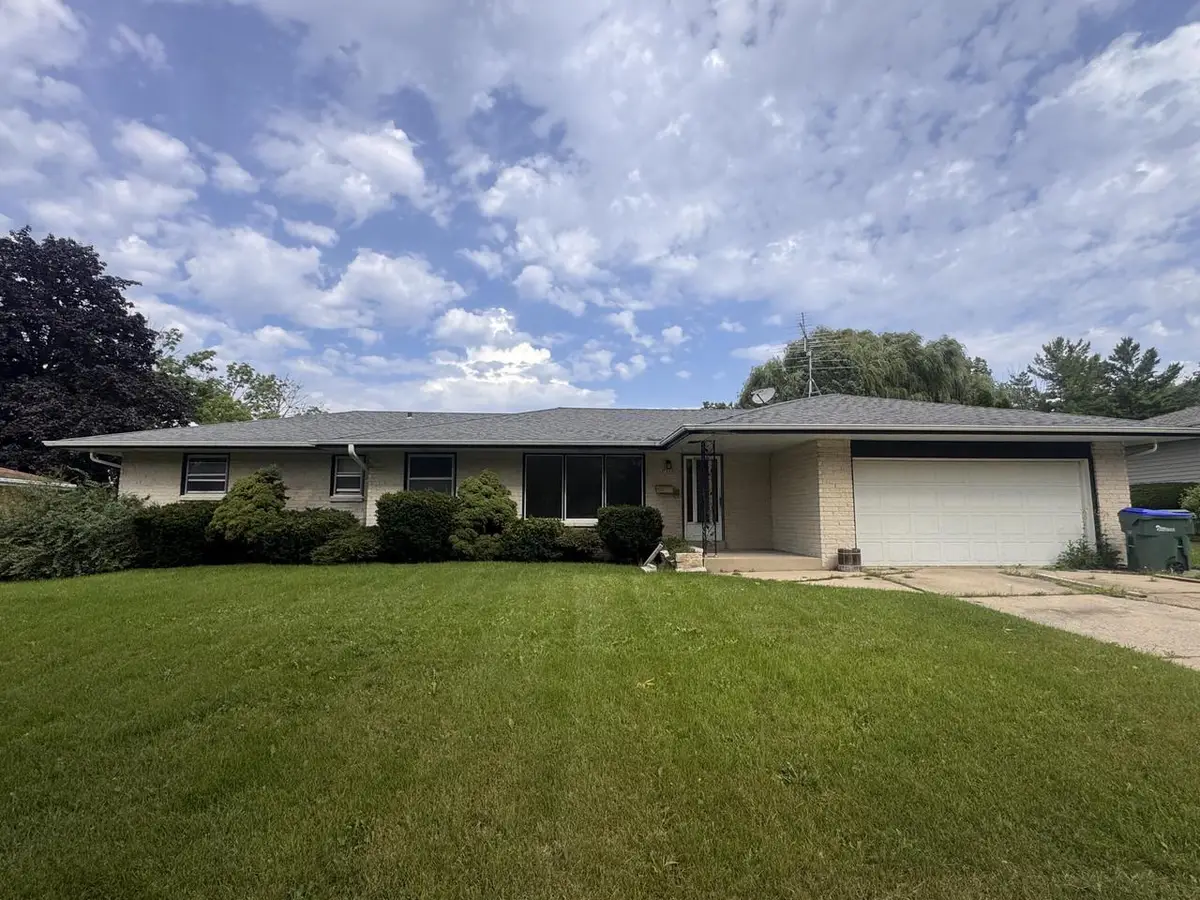 5800 Lakeview DRIVE, Greendale, WI 53129 - #1