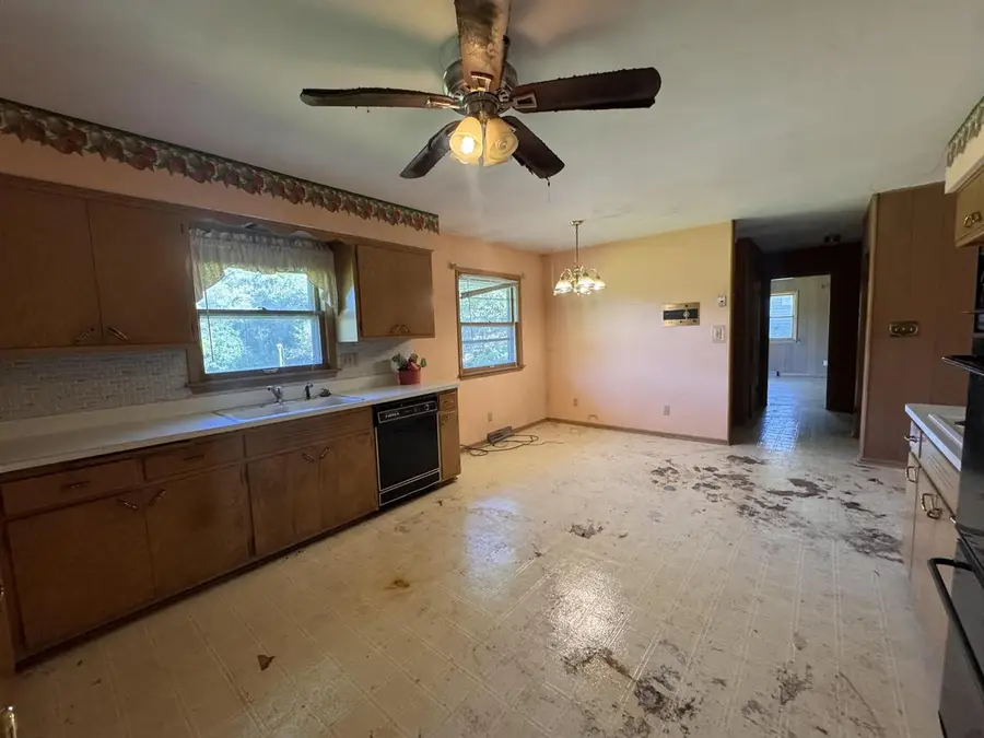 5800 Lakeview DRIVE, Greendale, WI 53129 - #3