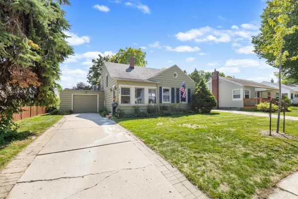 318 E Gauer CIRCLE, Milwaukee, WI 53207