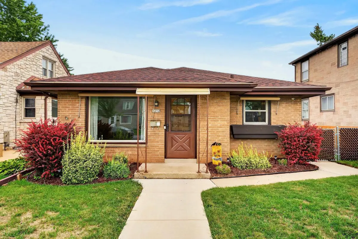 1252 S 40th STREET, West Milwaukee, WI 53215 - #1