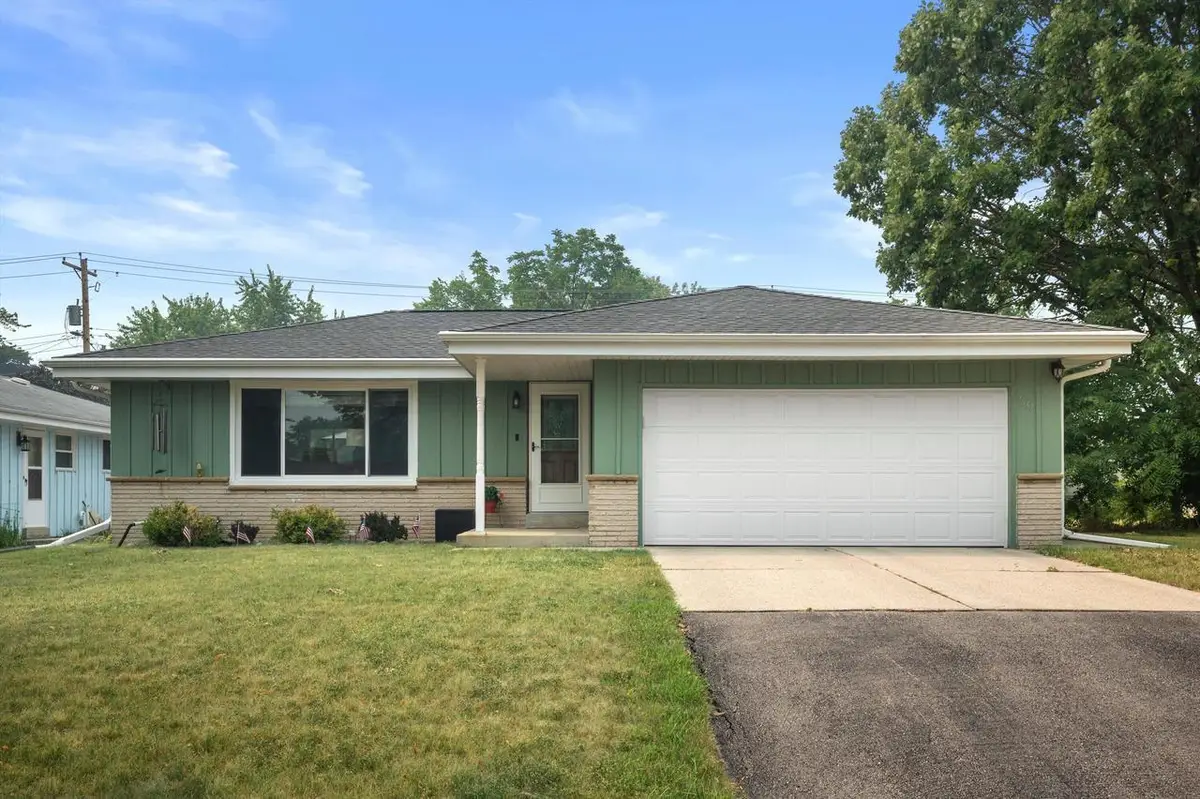 9537 W Sarasota PLACE, Wauwatosa, WI 53222 - #1