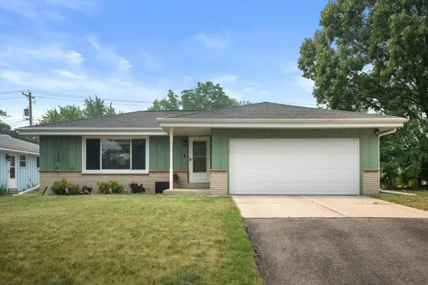 9537 W Sarasota PLACE, Wauwatosa, WI 53222