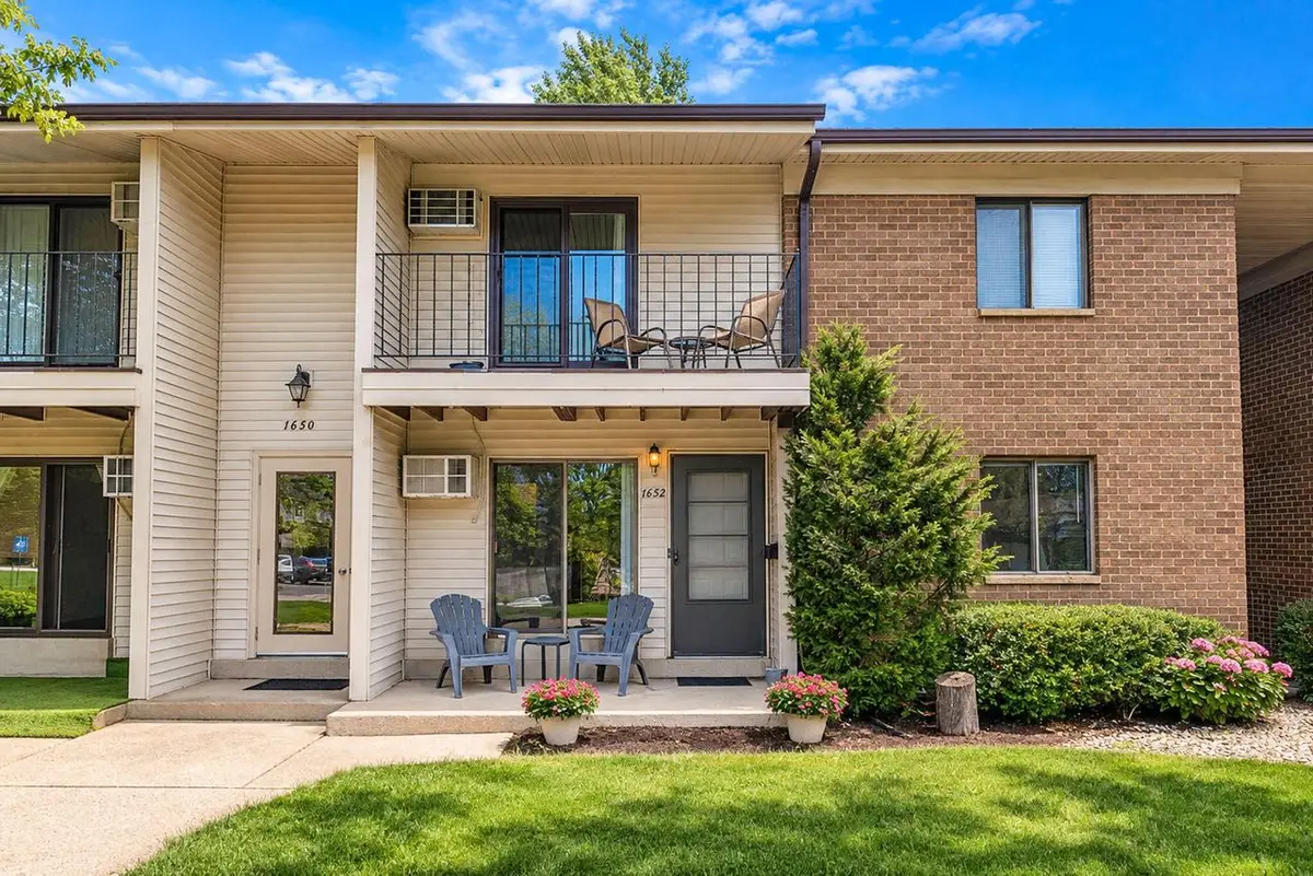 1652 S Carriage LANE, New Berlin, WI 53151 - #1