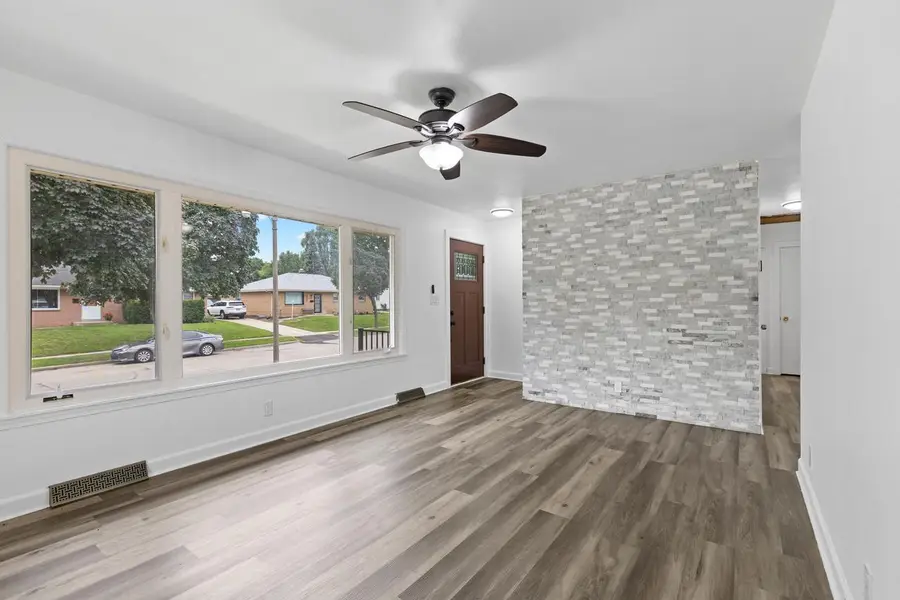 8128 W Sunbury COURT, Milwaukee, WI 53219 - #3