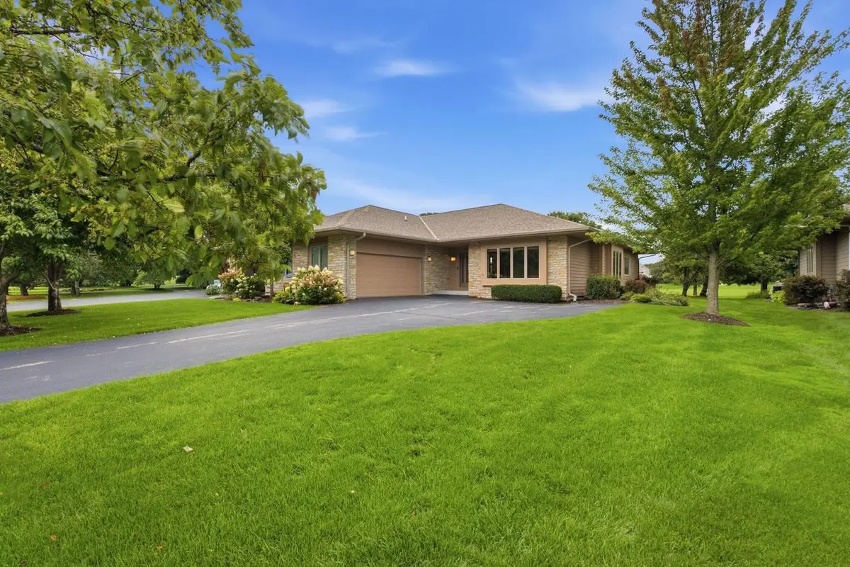 1209 E Sweetbriar LANE, Hartland, WI 53029 - #1