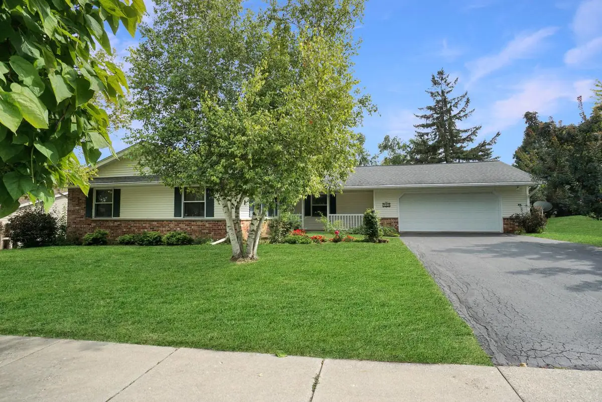 229 Bittersweet DRIVE, West Bend, WI 53095 - #1