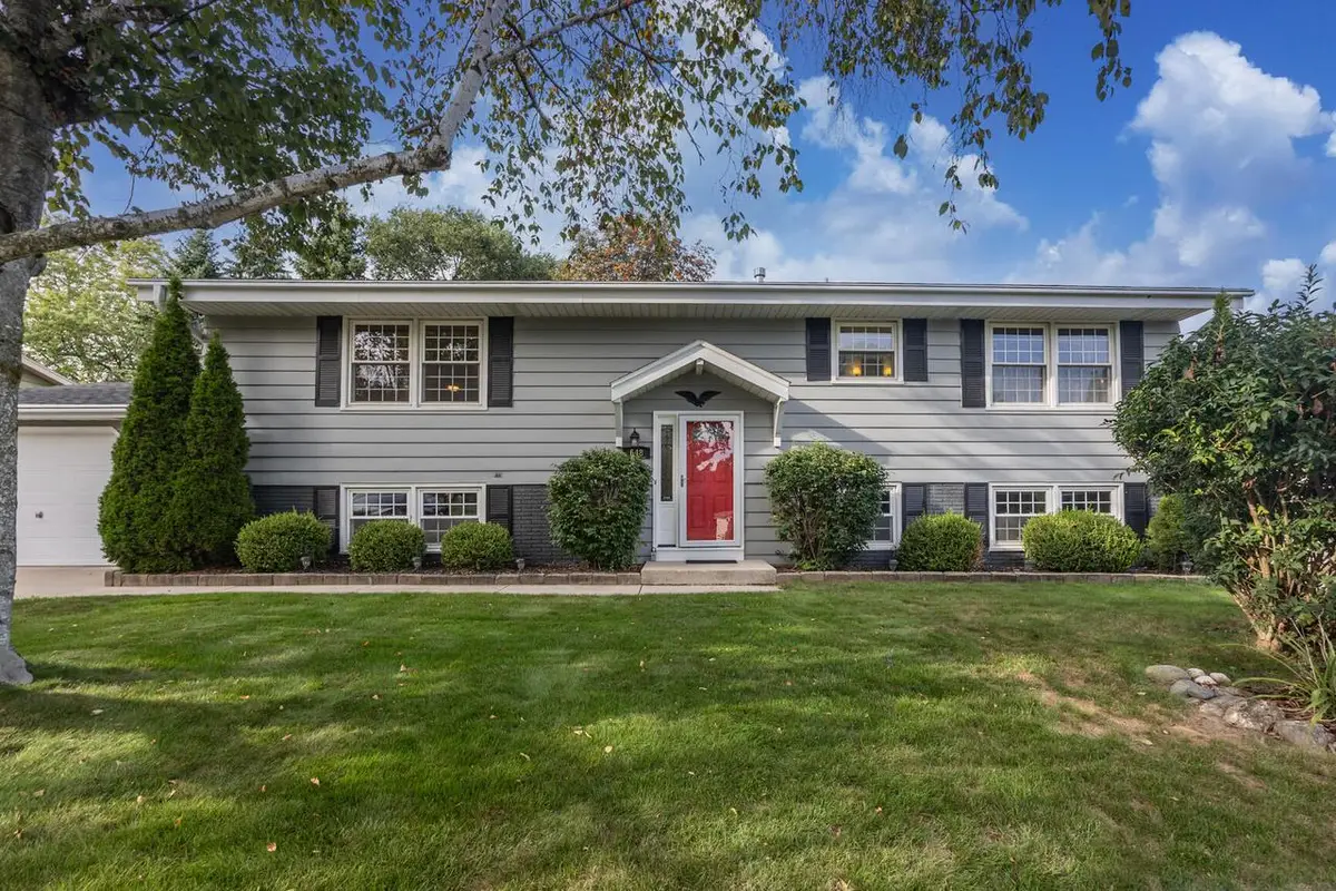 648 Hollybrook LANE, Saukville, WI 53080 - #1